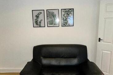 Huoneistohotelli Lovely Town House Room 1