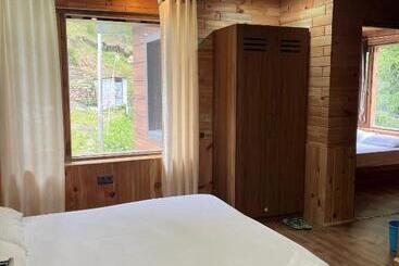 Hotell The White Season Residency