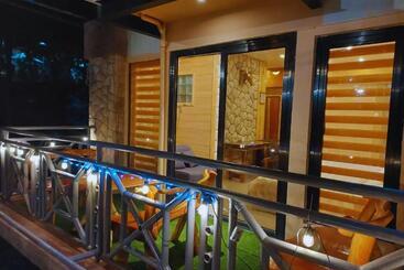 Pensió Family World Transhotel: Jemimah & Abraham