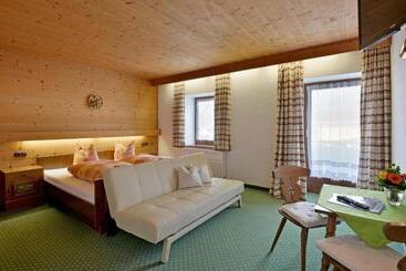 ホテル Pension Hüttwirt