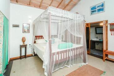 Bed & Breakfast Emel S Retreat By Tropical Magnum Luxury Boutique Villa