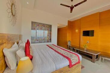 Отель Barog Hill Top Inn