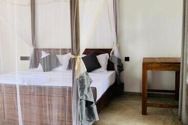 Hotel Pearl Gardens Midigama