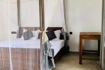Hotel Pearl Gardens Midigama
