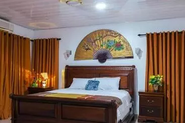 ホテル Ampric Guest House And Lounge