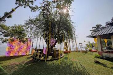 Resort Canoe Ville Kerala