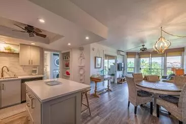 هتل آپارتمان Top 5 Home With King Bed Plus Steps To Beach & Shops