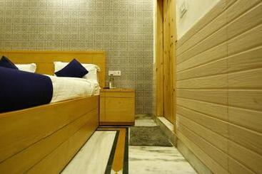 Divine Inn Hotel Near Rajouri Garden Main Market