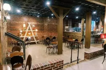 The Nuwray Hotel & Carriage House