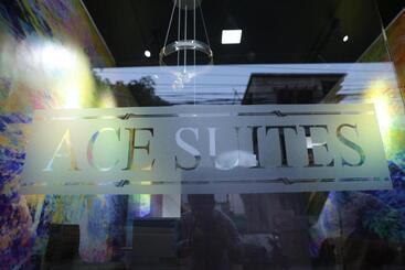 호텔 Ace Suites