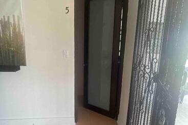پانسیون Room In Apartment   Pr Pvt Rm 5 Qn Bed Gated Comm Easy Parking