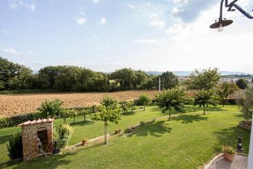 شقة فندقية Farmhouse With Swimming Pool Surrounded By Greenery Just 20 Minutes From Arezzo