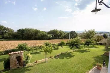 アパートホテル Farmhouse With Swimming Pool Surrounded By Greenery Just 20 Minutes From Arezzo