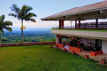 בית מלון כפרי La Comarca Lodge