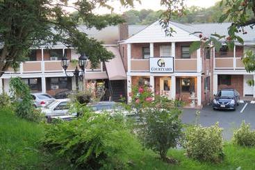Central Motel Courtyard