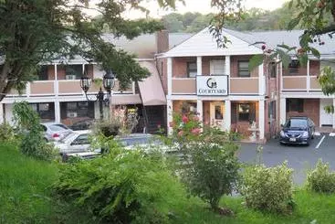 Central Motel Courtyard