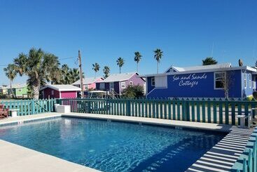 هتل Sea And Sands Cottages