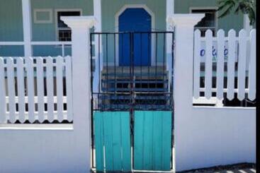 هتل آپارتمان Dockside Utila Ocean Front Suites