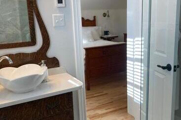 تختخواب و صبحانه The Red House Fredericton