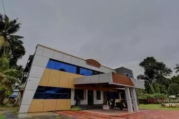 هتل Aspire Maradu