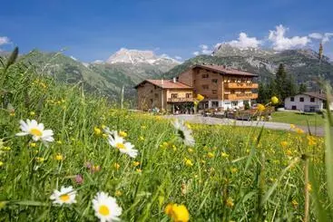 Hotel Burgwald   Ski In & Ski Out