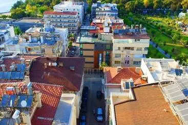 Hotel In The Middle