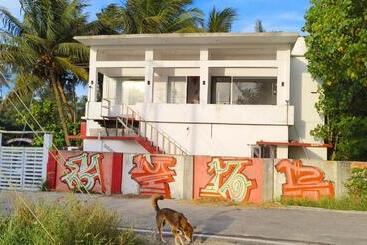 Aamiaismajoitus (B&B) Funky Art Beach Home