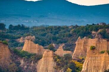 تختخواب و صبحانه Rossotoscano