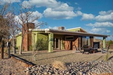 Pitchner Place Creekfront Hot Tub Fire Pit