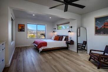 Pitchner Place Creekfront Hot Tub Fire Pit