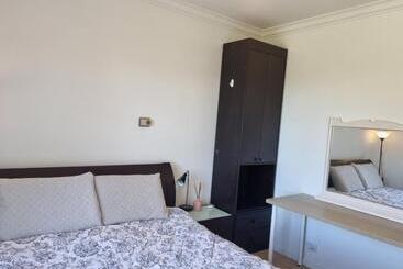 פנסיון Beautiful Home In Greensborough