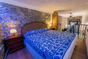 Pensione The Vernazza Main Plaza Rooms & Suites