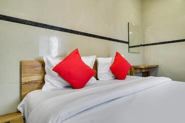 ホテル Oyo Flagship Sri Lodge