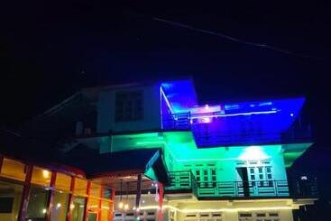 Albergue Hostin, Tosh