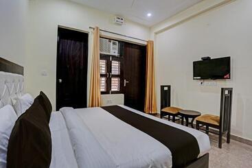 Collection O Hotel Rao Estate