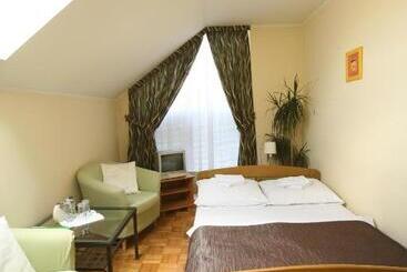 בית מלון כפרי Azyl