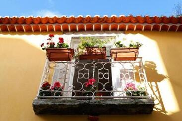 Pensão Alfama Yellow House