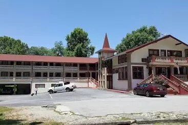 Riverbend Motel & Cabins