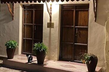 민박 Caravan Serai Amour