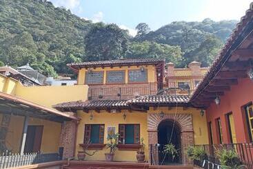 هتل Vihara Hostel