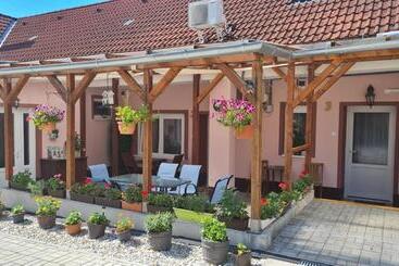 펜션 Pikoló Vendéglő és Vendégház