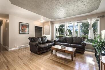 بنسيون A Home By Chinook Mall And Heritage Park