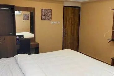 Hotelli Omr Grand Inn