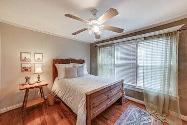 별장 Clarksville Home W/ Porch & Fishing Pond Access!