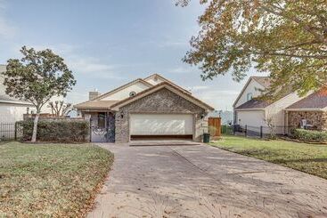 Casa Rural Lakefront Montgomery Home W/ Private Dock!