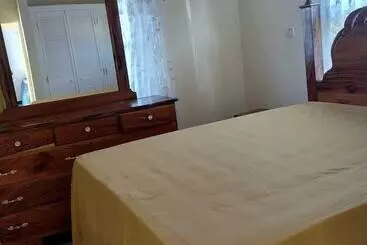 اقامتگاه Remarkable 2 Bed House In Old Harbour