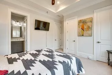 Mökkimajoitus Sprawling Suwanee Home: Theater, Pool, Hot Tub!