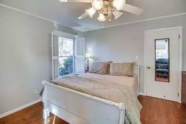 Mökkimajoitus Bright Cartersville Home W/ Fire Pit & Sunroom!