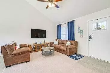 Mökkimajoitus Coastal Virginia Home W/ Private Beach Access!