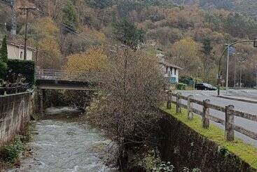ホテル Habitaciones Restaurante Asador El Puente Galdames